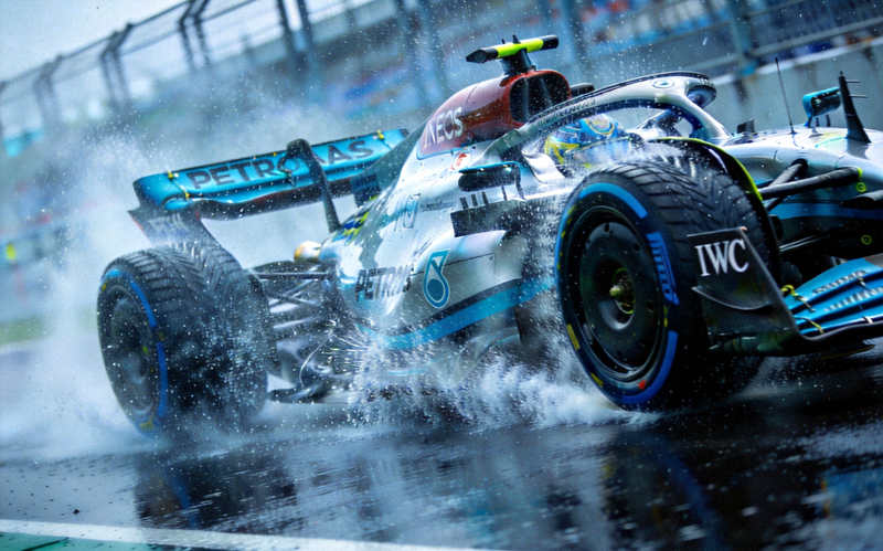 F1赛车在赛道上飞驰溅起水花的瞬间